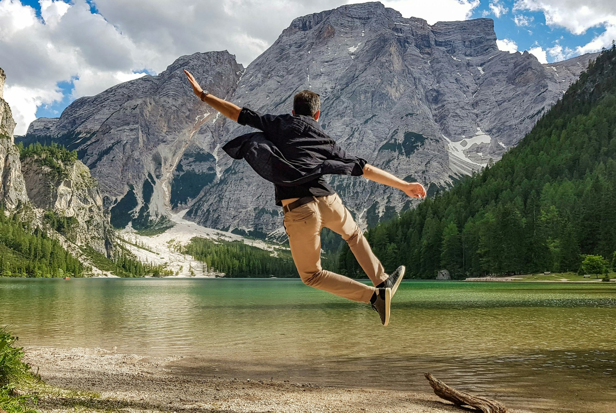 Mann springt vor Bergkulisse als Sinnbild für innere Freiheit durch Hypnose